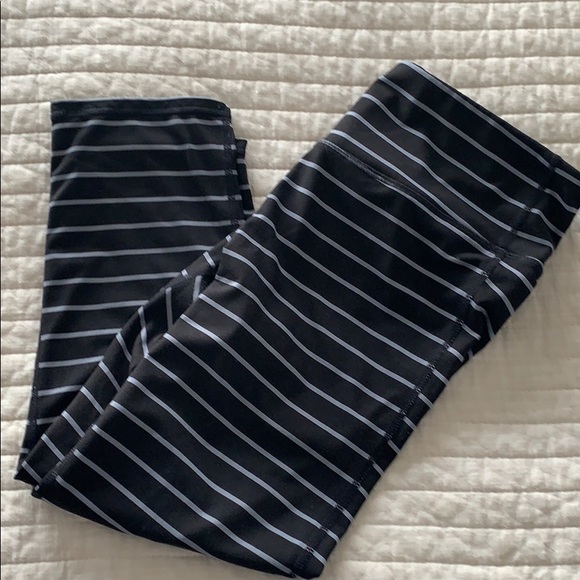 Free bundle of 35 Athleta Pants crop - Picture 4 of 6